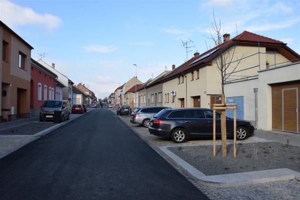 Část ulice Pravoslava Veselého má nový kabát