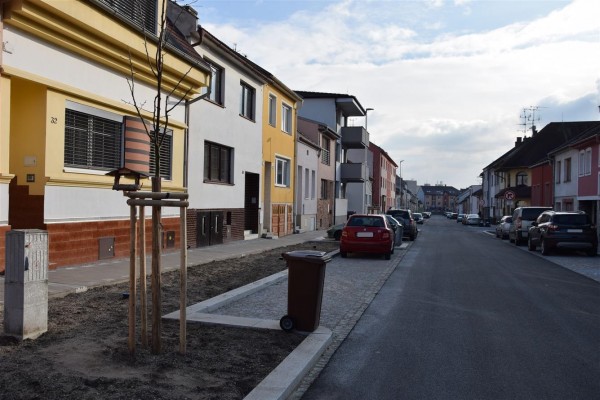 Část ulice Pravoslava Veselého má nový kabát