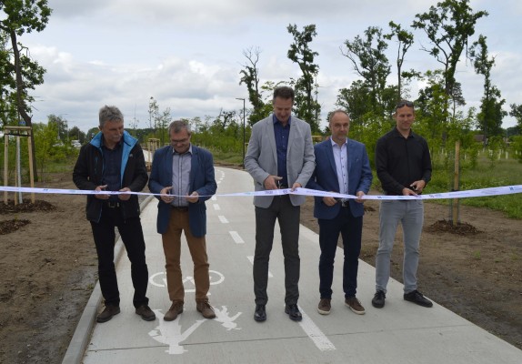 Stezka pro pěší a cyklisty již plně slouží občanům