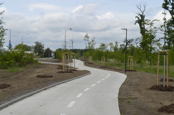 Stezka pro pěší a cyklisty již plně slouží občanům