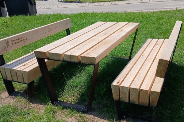 Další stolek s lavičkami z tornádového dřeva slouží k odpočinku obyvatelům Pánova