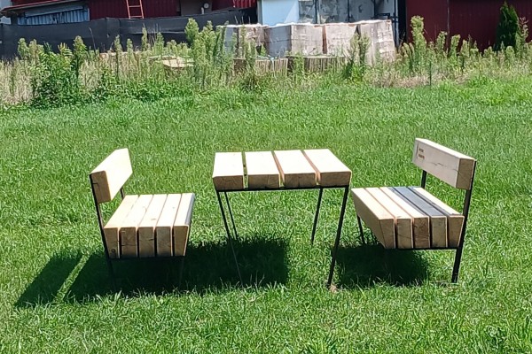 Další stolek s lavičkami z tornádového dřeva slouží k odpočinku obyvatelům Pánova