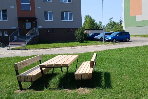Další stolek s lavičkami z tornádového dřeva slouží k odpočinku obyvatelům Pánova