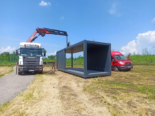 Instalace infostánku dočasně promění prostor budoucího parku