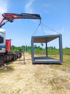 Instalace infostánku dočasně promění prostor budoucího parku