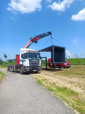 Instalace infostánku dočasně promění prostor budoucího parku