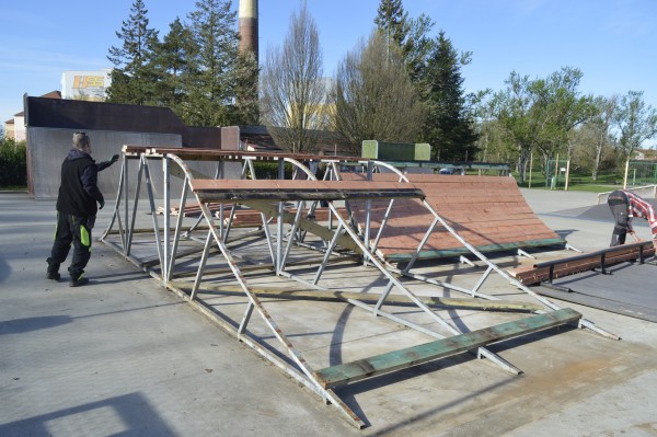 Skatepark se připravuje na novou sezonu. S tím souvisí i modernizace překážek