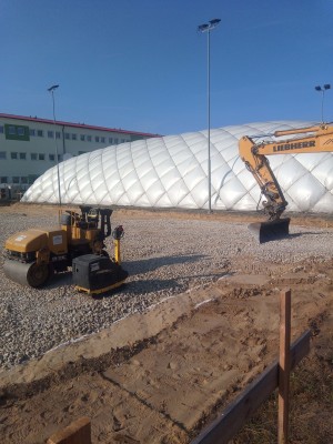 V areálu sportoviště U Červených domků vzniká nové multifunkční hřiště