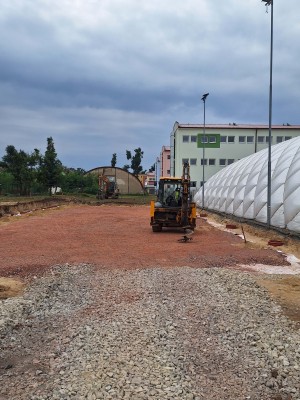 V areálu sportoviště U Červených domků vzniká nové multifunkční hřiště