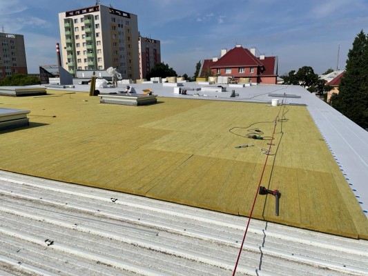 Hodonínský zimní stadion má novou střechu