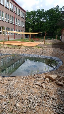 Jezírko, pódium, přístřešek