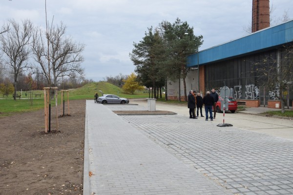 Motoristé v Brandlově ulici mají k dispozici nové parkoviště