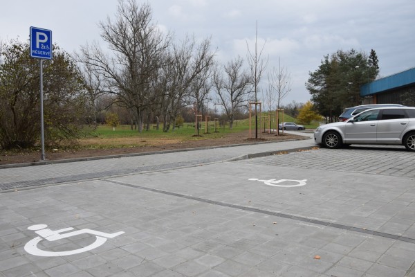 Motoristé v Brandlově ulici mají k dispozici nové parkoviště