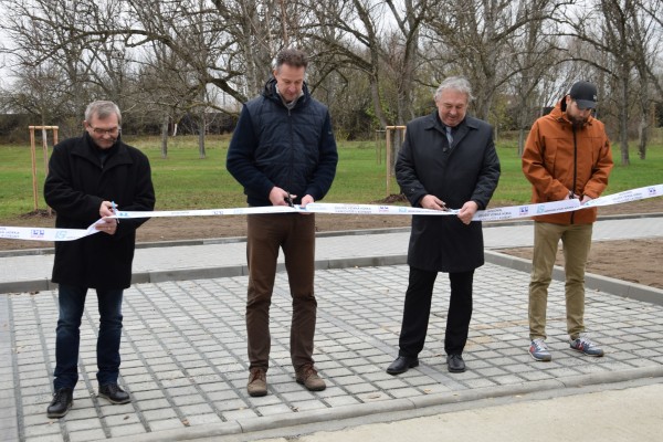 Motoristé v Brandlově ulici mají k dispozici nové parkoviště