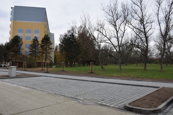 Motoristé v Brandlově ulici mají k dispozici nové parkoviště