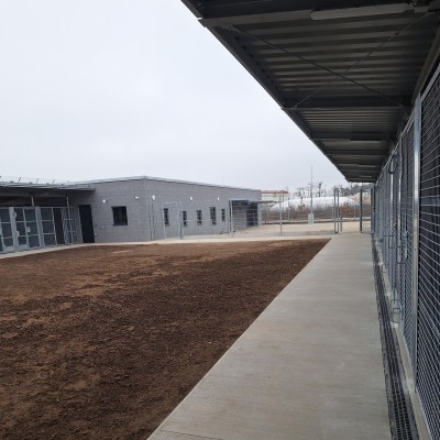 Stavební práce v útulku pro psy jsou u konce