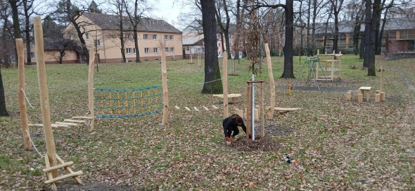 Vyhotovené přírodní lanové hřiště v Hodoníně